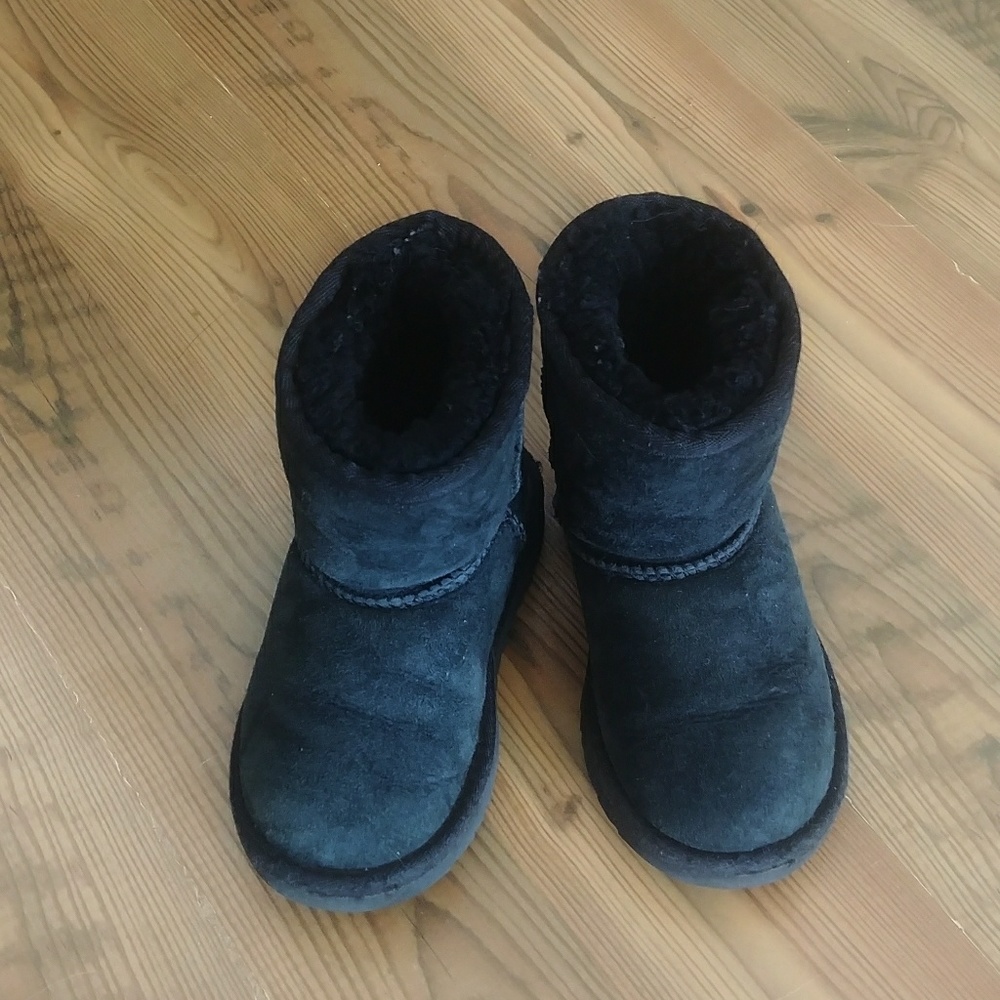 Black toddler UGG boots